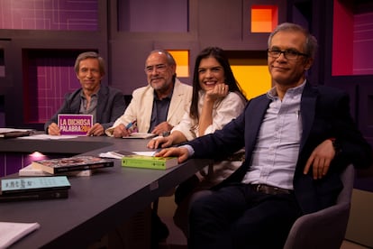 Los conductores de 'La dichosa palabra' (de izquierda a derecha): Germán Ortega, Eduardo Casar, Laura García y Pablo Boullosa, durante una filmación en los estudios del Canal 22, el 2 de julio de 2022.