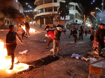 Manifestantes palestinos en un choque con las fuerzas israelíes en Hebrón, el sábado 16 de abril.