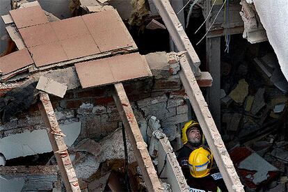 Los bomberos trabajando en la mañana de ayer en el lugar del suceso.