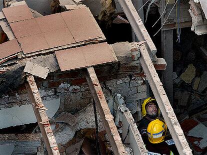 Los bomberos trabajando en la mañana de ayer en el lugar del suceso.