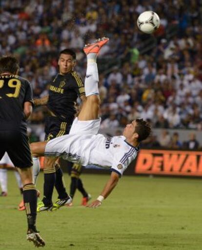 Cristiano Ronaldo intenta una espectacular chilena durante el partido ante Los Ángeles Galaxy