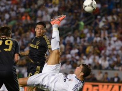 Cristiano Ronaldo intenta una espectacular chilena durante el partido ante Los Ángeles Galaxy