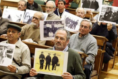 Familiares de víctimas del franquismo, en el encierro de apoyo al juez Garzón en la Universidad Complutense de Madrid.