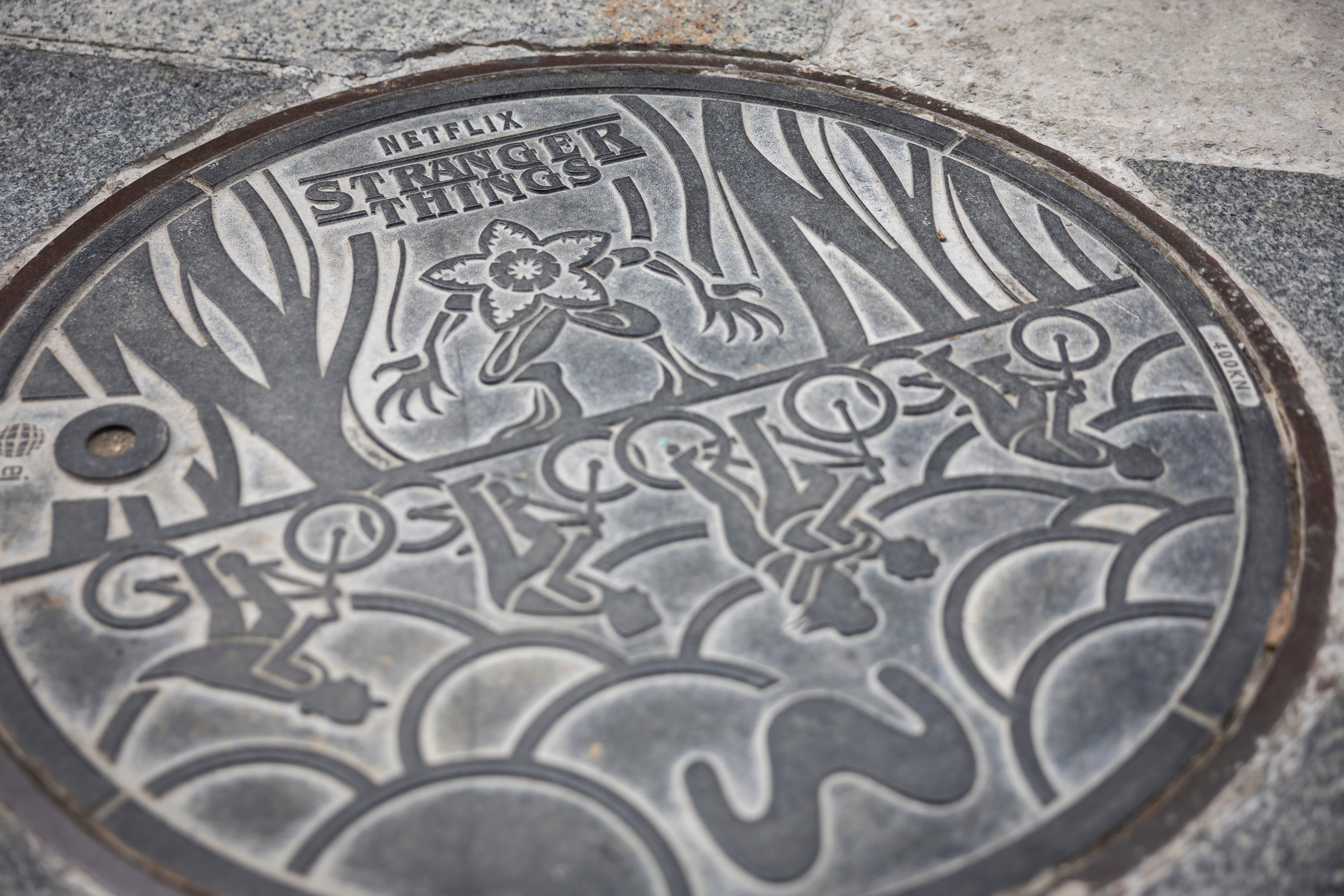 Tapa de telefonica de la serie Stranger Things en el Portal de l'Àngel de Barcelona. 