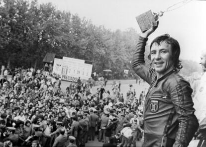 Ángel Nieto se proclama Campeón del Mundo en la categoría de 50 y 125 cc., el 23 de septiembre de 1972 en el Circuito de Montjuïc.