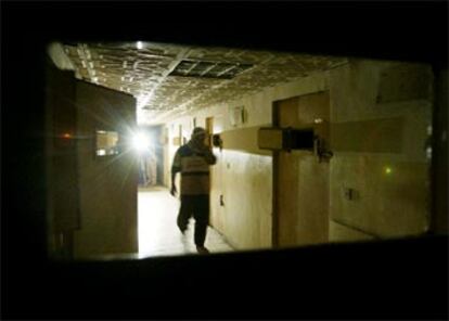 Un ex preso caminaba ayer por un pasillo del cuartel general de los servicios secretos iraquíes en Bagdad, donde estuvo recluido.