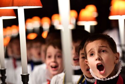 Un grupo de coristas de la catedral de San Pablo de Londres canta durante un ensayo para los oficios de Navidad