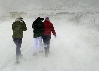 Tres personas se dirigían ayer al pueblo de Lizarraga (Navarra) en medio de la nevada.