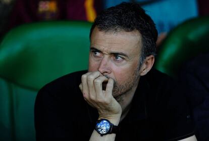 Luis Enrique pensativo en el banquillo.