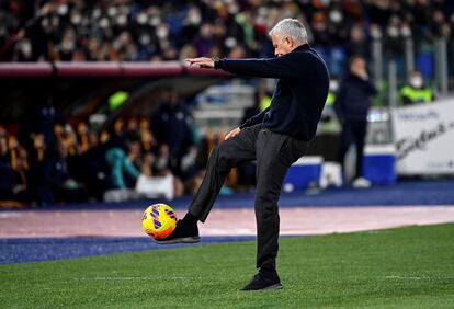 Mourinho golpea el balón este sábado contra el Hellas Verona.