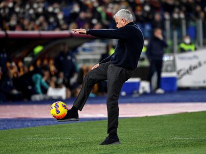 Mourinho golpea el balón este sábado contra el Hellas Verona.