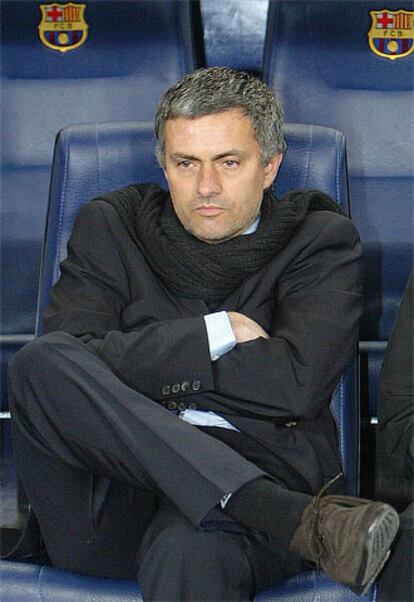 José Mourinho, en el banquillo del Camp Nou en el partido contra el Barça.