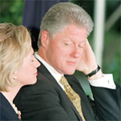 El presidente Bill Clinton y su esposa, Hillary, el pasado viernes