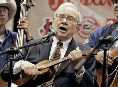 El multimillonario Warren Buffett, tocando el ukele