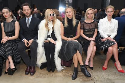 Emmy Rossum, Derek Blasberg, Rachel Zoe, Karolína Kurkova, Christina Ricci y Nicky Hilton en primera línea del desfile.