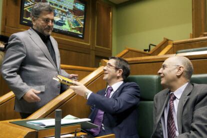 El <i>lehendakari, </i>Patxi López (en el centro), habla al comienzo del pleno parlamentario de ayer con el presidente del PSE, Jesús Eguiguren (a la izquierda), en presencia del consejero de Interior, Rodolfo Ares.