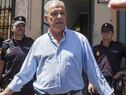 Ángel Ojeda a su salida de los juzgados tras prestar declaración.