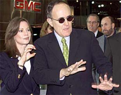 El alcalde de Nueva York, Rudi Giuliani, junto a su novia, Judi Nathan.