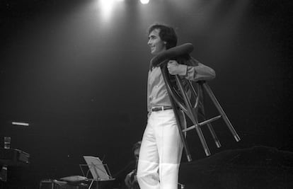 Joan Manuel Serrat, en un concierto en el Palacio de los Deportes (Madrid) con motivo de las fiestas de San Isidro. Fue el día en que varios miles de personas se quedaron fuera del recinto sin poder conseguir entradas, cuyo precio se había multiplicado por cuatro en la reventa.