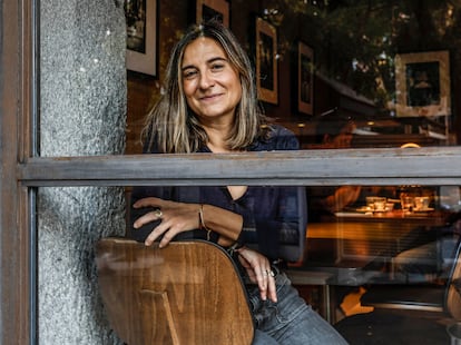 Raquel Peláez, retratada en la cafetería Santander de Madrid, el 23 de septiembre de 2024.