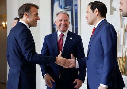 Emmanuel Macron recibe a Steve Witkoff (centro) y Marco Rubio, este jueves en París.