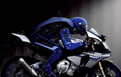 El robot de Yamaha encima de la moto que pilota.