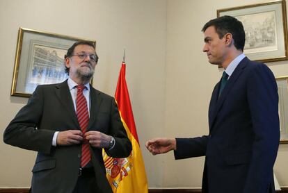 El presidente del Gobierno en funciones, Mariano Rajoy (i), y el secretario general del PSOE, Pedro Sánchez, durante su reunión en el Congreso de los Diputados, en el marco de los contactos que el líder socialista está llevando a cabo de cara a la formación de gobierno, el 12 de febrero de 2016.