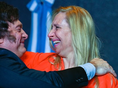 Javier Milei celebra con su hermana Karina Milei tras conocer los resultados que le dan la victoria esta noche en Buenos Aires.