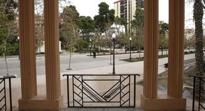 La plataforma del Tram atraviesa el parque Ribalta.