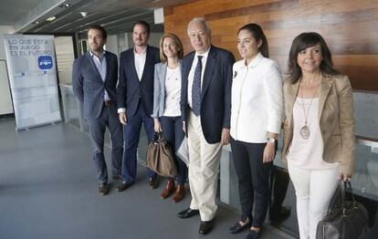 El ministro de Exteriores, José Manuel García-Margallo, junto a dirigentes del PP vasco en San Sebastián.