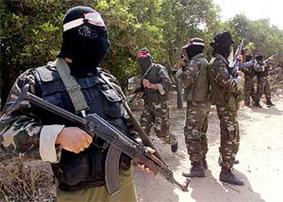 Militantes palestinos patrullan las calles de Beit Hanoun después de la retirada del Ejército israelí.