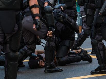 Polícia prende manifestante.