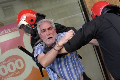 Dos agentes detienen a un representante sindical en Vitoria.