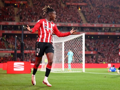 Nico Williams celebrando un gol que después seria invalidado por fuera de juego.