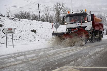 Una máquina quitanieve limpia la carretera CA-183 a la altura de la localidad cántabra de Fontibre, en cuya comunidad se encuentran activadas alertas por nevadas y fenómenos costeros adversos. Cantabria está hoy en alerta naranja (riesgo importante) por nevadas y fenómenos costeros adversos y en alerta amarilla por lluvias. La alerta por nevadas estará activa en Liébana y la Cantabria del Ebro hasta las 17.00 horas, cuando pasará a nivel amarillo.