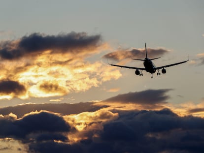 Un avión durante la maniobra de aproximación a la pista de rodadura del aeropuerto de Bilbao este sábado.  EFE/Luis Tejido