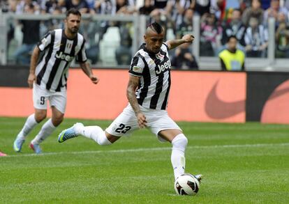 El centrocampista chileno Arturo Vidal en el momento de meter el 1-0 al Palermo, el gol que le ha valido a la Juventus alzarse con la liga italiana el pasado 5 de mayo. 'La Vecchia Signora' se proclamó campeón por 31ª vez según su cuenta y por 29ª según la Federación Italiana de Fútbol que le arrebató dos títulos (2004-05 y 2005-06) por los amaños de la calciopoli.