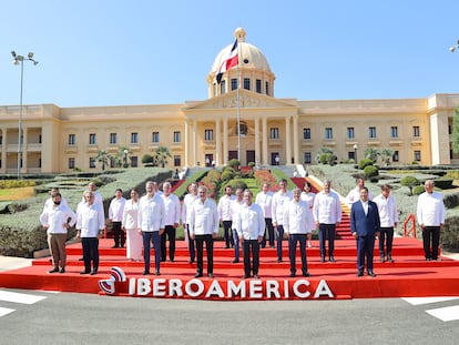 Líderes posan durante la foto familiar en la XXVIII Cumbre Iberoamericana de Jefes de Estado y de Gobierno, en Santo Domingo.