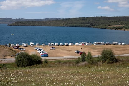 Aparcamiento de la laguna artificial de As Pontes, comarca coruñesa del Eume, que se nutre de agua de lluvia y de los arroyos cercanos.