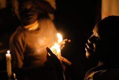 Un ni&ntilde;o sujeta una vela en las celebraciones para la independencia de Sud&aacute;n del Sur, el 9 de julio de 2011.