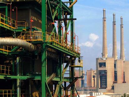 Central térmica catalana de Endesa, grupo controlado por la constructora española Acciona y por la italiana Enel.