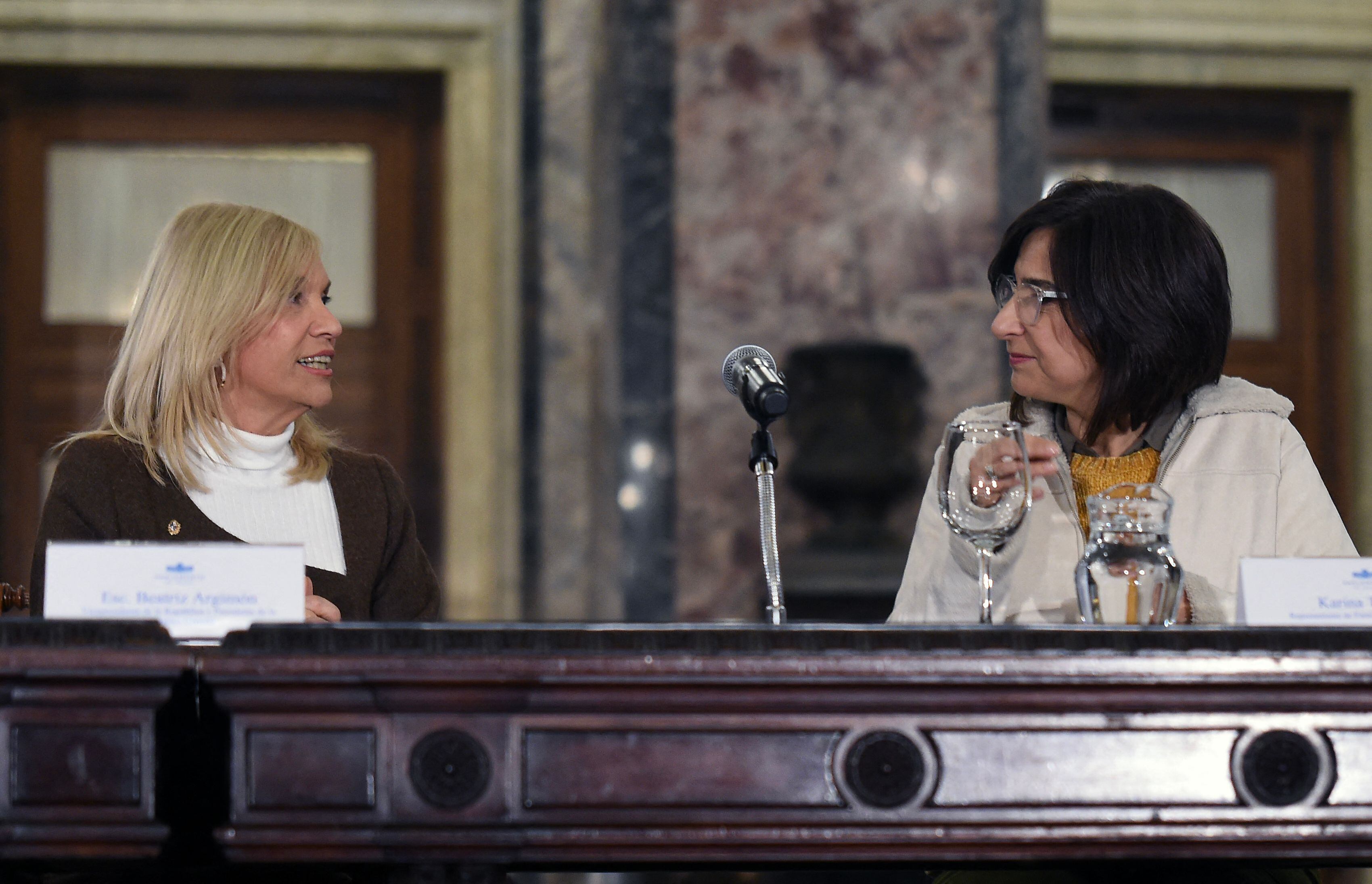 La vicepresidenta uruguaya, Beatriz Argimón, y Karina Tassino, representante de los familiares de desaparecidos, este jueves durante el acto.