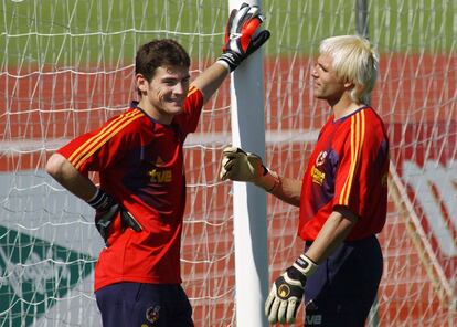 Casillas habla con Cañizares durante un entrenamiento de la Europa 2004, disputada en Portugal.