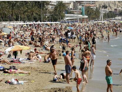  Turistas en la playa de El Postiguet.