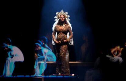 A Beyoncé no le ha hecho falta abrir la boca para cautivar al público que ha presenciado la espectacular actuación, entre proyecciones y juegos de luces. Embarazadísima, cubierta por una túnica transparente llena de pedrería, una corona y un velo, su imagen era una mezcla de reina egipcia y virgen María. Aquí hay un antes y un después en la historia de los Grammy. Peter Dundas ha sido el encargado de diseñar el vestido.
