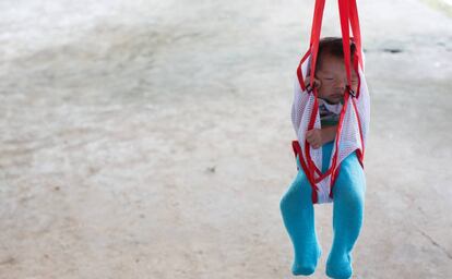 Un bebé, pesado durante un control médico en Panamá.