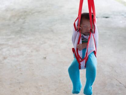 Un beb&eacute;, pesado durante un control m&eacute;dico en Panam&aacute;.