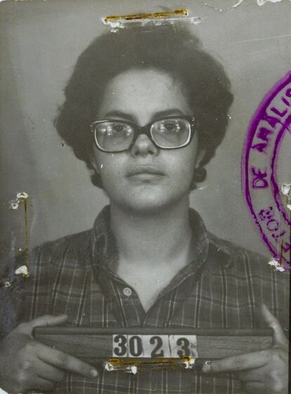 Este é o famoso retrato policial da presidenta. Rousseff foi presa e torturada em 1970 por pertencer a um guerrilha armada marxista que lutava contra a ditadura militar do Brasil (1964-85).