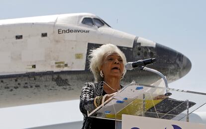Nichelle Nichols da un discurso tras la última misión del transbordador espacial Endeavor, el 21 de septiembre de 2012.