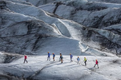 Perseguido por varios esquiadores, Roger Moor desciende como Bond el mayor glaciar islandés: el Voatnajökull (en la fotografía). Tras deshacerse de ellos, un helicóptero le acecha, pero su pericia consigue que el aparato estalle al chocar contra el hielo. Pearce Brosnan también recorrió esta área natural protegida, la más grande de Europa, aunque en coche (en la pleícula 'Muere otro día'). El conjunto natural abarca el parque nacional de Jökulsárgljúfur y el de Skaftafell.